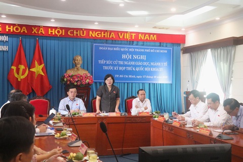 TP.HCM: Cử tri kiến nghị nâng lương khởi điểm với bác sĩ mới ra trường - Ảnh 1. Tại hội nghị tiếp xúc cử tri ngành giáo dục, y tế, lãnh đạo các bệnh viện kiến nghị tăng mức lương khởi điểm cho các bác sĩ mới ra trường - Ảnh: CẨM NƯƠNG