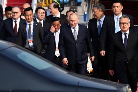 Tổng thống Putin tới Trung Quốc, dự kiến gặp lãnh đạo Việt Nam, Lào, Thái Lan - Ảnh 1. Tổng thống Nga Vladimir Putin đến sân bay quốc tế thủ đô Bắc Kinh, Trung Quốc ngày 17-10 - Ảnh; REUTERS