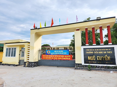 Ứng xử sao khi bạn đánh nhau? - Ảnh 1. Trường tiểu học và THCS Ngô Quyền (Ninh Hải, Ninh Thuận) kỷ luật, nhắc nhở học sinh đánh nhau và cả học sinh đứng coi, cổ vũ - Ảnh: THANH DUY