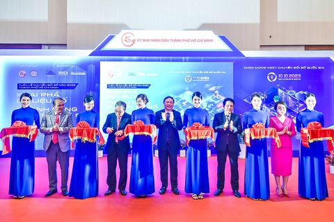 Các đại biểu cắt băng khai mạc chuỗi sự kiện Tuần lễ Chuyển đổi số TP Hồ Chí Minh năm 2023. Các đại biểu cắt băng khai mạc chuỗi sự kiện Tuần lễ chuyển đổi số TP.HCM năm 2023.