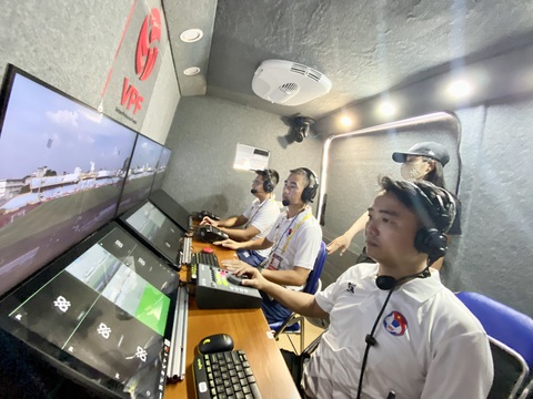 V-League 2023-2024 có thêm trọng tài và trợ lý trọng tài VAR - Ảnh 1. Các trọng tài ở phòng VAR thuộc khóa 1 làm nhiệm vụ - Ảnh: VPF
