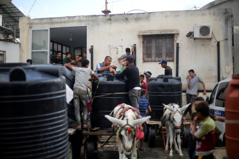 Cách người dân Palestine lấy nước sau khi phía Israel cắt nguồn cung - Ảnh: REUTERS Cách người dân Palestine tại Dải Gaza lấy nước sau khi phía Israel cắt nguồn cung - Ảnh: REUTERS