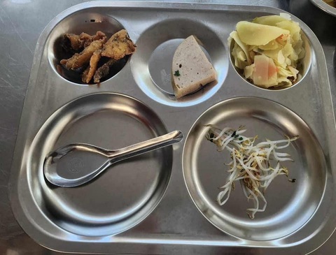 Để suất ăn bán trú không bị cắt xén, đủ dinh dưỡng: Trách nhiệm đầu tiên thuộc về nhà trường - Ảnh 1. Suất ăn bán trú của Trường THCS Yên Nghĩa, Hà Đông, Hà Nội - Ảnh: Phụ huynh cung cấp