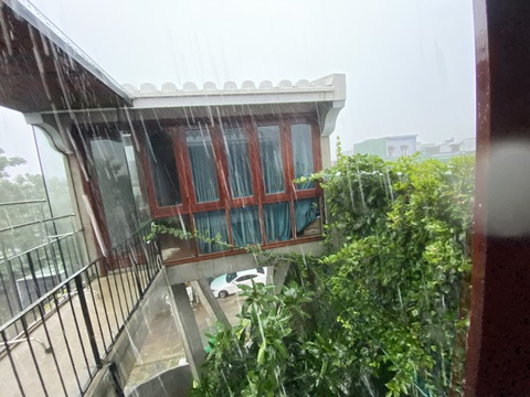 Mưa lớn quay lại, Đà Nẵng thông báo khẩn cho học sinh tiếp tục nghỉ học - Ảnh 1. Mưa xối xả tại TP Đà Nẵng từ sáng 17-10 - Ảnh: B.D.