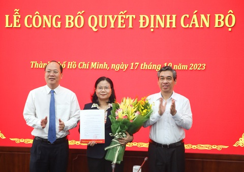 Bà Lê Thị Thanh Thúy làm phó chánh Văn phòng Thành ủy TP.HCM - Ảnh 1. Phó bí thư Thành ủy TP.HCM Nguyễn Hồ Hải và Phó bí thư Thành ủy TP.HCM Nguyễn Phước Lộc trao quyết định cho bà Lê Thị Thanh Thúy - Ảnh: L.H.