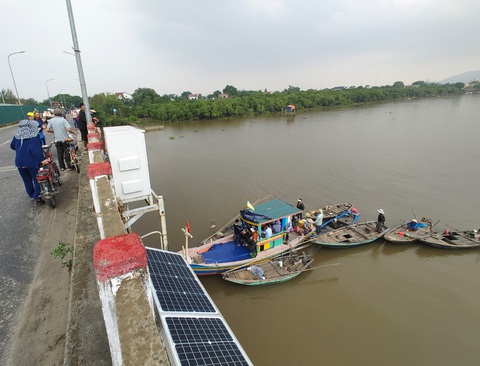 Tìm thấy thi thể nam thanh niên nhảy cầu vì cãi nhau với bạn gái - Ảnh 1. Thi thể anh N. được phát hiện ở khu vực cầu Hộ Độ, cách địa điểm anh N. tự tử khoảng 1km - Ảnh: H.A.