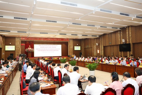 Trường tư thục áp đảo trường công lập, lãnh đạo Sở GD&ĐT Hà Nội lo ngại - Ảnh 1. Toàn cảnh phiên họp - Ảnh: NGUYỄN HỢP