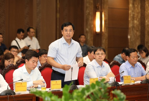 Trường tư thục áp đảo trường công lập, lãnh đạo Sở GD&ĐT Hà Nội lo ngại - Ảnh 2. Ông Nguyễn Minh Tâm - chủ tịch UBND quận Hoàng Mai - phát biểu tại phiên giải trình - Ảnh: NGUYỄN HỢP