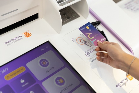 Từ ‘lựa chọn’ đến ‘trọn vẹn’, thông điệp TPBank gửi khách hàng - Ảnh 1. Giao dịch tiện lợi tại LiveBank 24/7