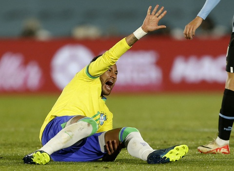 Neymar chấn thương nặng, Brazil lâm nguy ở vòng loại World Cup - Ảnh 1. Neymar ôm chân đau đớn - Ảnh: REUTERS