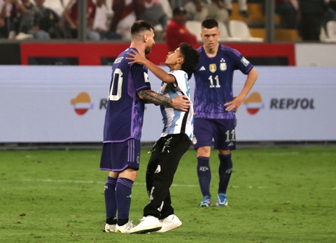 Messi rực sáng, Argentina thắng trận thứ 14 liên tiếp - Ảnh 3. Một cổ động viên nhí chạy xuống sân ôm chầm Messi - Ảnh: REUTERS