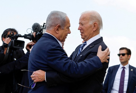 Tổng thống Biden ôm chầm hai nhà lãnh đạo Israel - Ảnh 1. Tổng thống Mỹ Joe Biden (phải) ôm Thủ tướng Israel Benjamin Netanyahu ngay khi vừa đáp xuống thành phố Tel Aviv, Israel sáng 18-10 (giờ địa phương) - Ảnh: REUTERS