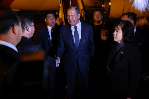 Ngoại trưởng Nga thăm Triều Tiên, phương Tây càng lo sợ hơn - Ảnh 1. Ngoại trưởng Nga Lavrov tại buổi lễ đón ở sân bay khi ông vừa đến Bình Nhưỡng (Triều Tiên) tối 18-10 - Ảnh: REUTERS