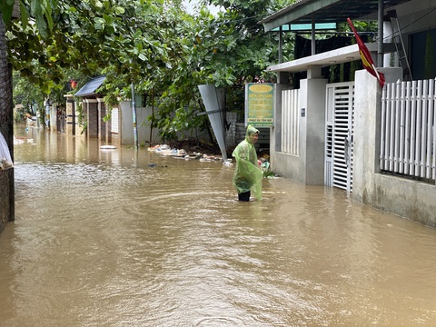 Dân vùng ngập Đà Nẵng nóng lòng 'thoát khỏi vũng nước lụt' - Ảnh 4. Người dân hẻm nằm sát kênh Đa Cô, quận Liên Chiểu lội nước trở về nhà - Ảnh: B.D.