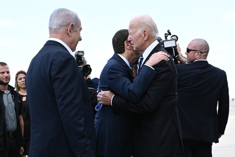 Tổng thống Biden ôm chầm hai nhà lãnh đạo Israel - Ảnh 2. Tổng thống Mỹ Joe Biden ôm Tổng thống Israel Isaac Herzog - Ảnh: AFP