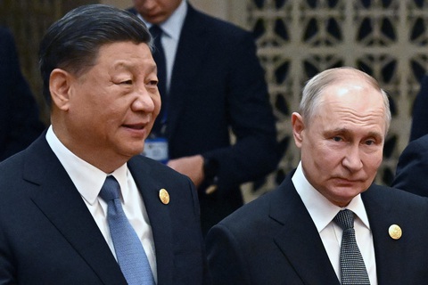 Chủ tịch Trung Quốc Tập Cận Bình (trái) gặp Tổng thống Nga Vladimir Putin ngày 18-10 tại Bắc Kinh - Ảnh: AFP Chủ tịch Trung Quốc Tập Cận Bình (bên trái) gặp Tổng thống Nga Vladimir Putin ngày 18-10 tại Bắc Kinh - Ảnh: AFP