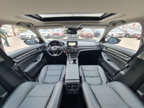 Tin tức giá xe: Honda Accord giảm giá 250 triệu đồng, nhưng chỉ dành cho một nhóm khách hàng - Ảnh 4. Nội thất cũng không có gì thay đổi. Đồng hồ vẫn là màn hình điện tử hoàn toàn. Ở giữa là màn hình 8 inch hỗ trợ Apple CarPlay/Android Auto. Ghế lái chỉnh điện 8 hướng, còn ghế phụ chỉnh 4 hướng. Điều hòa tự động 2 vùng độc lập. Một số trang bị đáng chú ý khác có hệ thống khởi động xe từ xa, phanh tay điện tử và cửa sổ trời - Ảnh: Đại lý Honda/Facebook