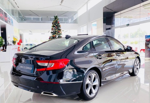 Tin tức giá xe: Honda Accord giảm giá 250 triệu đồng, nhưng chỉ dành cho một nhóm khách hàng - Ảnh 5. Động cơ 1.5L tăng áp trên Accord vẫn giống trên CR-V. Động cơ này cho công suất 188 mã lực, mô-men xoắn 260Nm, kết hợp số vô cấp CVT. Về công nghệ an toàn, ngoài gói Honda Sensing, Accord còn có tính năng hỗ trợ quan sát điểm mù là Lanewatch, cùng một số hệ thống an toàn cơ bản như hỗ trợ phanh, cảm biến va chạm sau và góc trước, cảnh báo áp suất lốp, camera lùi và 6 túi khí - Ảnh: Đại lý Honda/Facebook