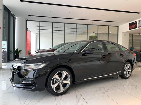 Tin tức giá xe: Honda Accord giảm giá 250 triệu đồng, nhưng chỉ dành cho một nhóm khách hàng - Ảnh 2. Cả Honda Accord sản xuất 2022 và 2023 đều là bản mới nhất ở Việt Nam, được trang bị gói công nghệ an toàn nâng cao Honda Sensing. Gói công nghệ này bao gồm 5 tính năng: hỗ trợ phanh tự động, ga tự động thích ứng khoảng cách, hỗ trợ giữ làn đường, giảm thiểu chệch làn đường và đèn pha thích ứng. Tuy nhiên, một điểm trừ là Honda Accord đã bước sang thế hệ thứ 11 vào tháng 11-2022 tại một số thị trường lớn, nhưng xe bán ở Việt Nam vẫn là thế hệ thứ 10 - Ảnh: Đại lý Honda/Facebook
