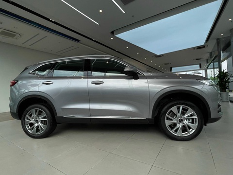 Tin tức giá xe: Haval H6 HEV giảm tới 244 triệu trên toàn quốc, giá chỉ như CX-5 Premium Sport - Ảnh 3. Điểm nhấn của Haval H6 HEV là động cơ hybrid duy nhất phân khúc trong thời điểm hiện tại, máy xăng 1.5L kết hợp mô tơ điện, cho tổng công suất 243 mã lực, mô-men xoắn 530Nm. Theo công bố của hãng, mức tiêu thụ xăng trung bình 5,2 lít/100km. Tuy nhiên, ưu thế này sẽ bị "lung lay" một phần khi Honda CR-V thế hệ mới ra mắt Việt Nam vào ngày 25-10 cũng có tùy chọn động cơ này. Haval H6 HEV trang bị hộp số tự động 7 cấp ly hợp kép, hệ dẫn động cầu trước và 4 chế độ lái (Tiêu chuẩn, Thể thao, Tiết kiệm và Đường trơn trượt)