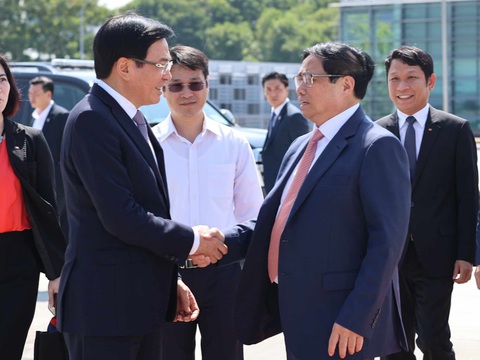 Thủ tướng lên đường đi Saudi Arabia dự Hội nghị cấp cao ASEAN - GCC - Ảnh 1. Bộ trưởng - Chủ nhiệm Văn phòng Chính phủ Trần Văn Sơn tiễn Thủ tướng tại sân bay - Ảnh: N.BẮC