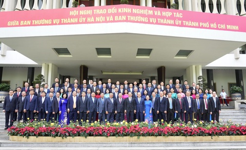 Bí thư Nguyễn Văn Nên: TP.HCM và Hà Nội có bổn phận và nỗi lo giống nhau - Ảnh 4. Đoàn đại biểu Thành ủy Hà Nội và Thành ủy TP.HCM chụp ảnh trước dinh Độc Lập - Ảnh: HỮU HẠNH