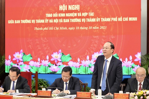 Bí thư Nguyễn Văn Nên: TP.HCM và Hà Nội có bổn phận và nỗi lo giống nhau - Ảnh 2. Phó bí thư Thành ủy TP.HCM Nguyễn Hồ Hải trao đổi tại hội nghị - Ảnh: HỮU HẠNH