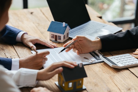 Vay mua nhà, đừng chỉ quan tâm đến lãi suất - Ảnh 1. Yếu tố pháp lý, vùng giá và thanh khoản của bất động sản cũng như tình hình tài chính của người vay có thể quyết định hồ sơ vay được lên đến 50 - 70% - Ảnh: M.T.