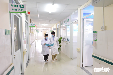 Vào đơn vị chạy thận nhân tạo tiêu chuẩn "5 sao" ở Cần Giờ - Ảnh 1. Đơn vị chạy thận nhân tạo do Bệnh viện Lê Văn Thịnh (TP Thủ Đức) xung phong thiết lập. Bước vào đơn vị chạy thận tại Bệnh viện huyện Cần Giờ, nhiều người không khỏi bất ngờ về sự khang trang, sạch sẽ, các hệ thống phòng ốc được thiết kế khoa học, đáp ứng tiêu chuẩn chạy thận. Một số bác sĩ còn nói vui đơn vị chạy thận này còn khang trang hơn ở Bệnh viện Lê Văn Thịnh - DUYÊN PHAN