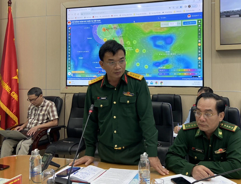 Phát thông báo, huy động tàu hàng hải hỗ trợ tìm kiếm 13 ngư dân mất tích trên biển - Ảnh 1. Đại diện Cục Cứu hộ cứu nạn (Bộ Quốc phòng) thông tin về việc tìm kiếm 13 ngư dân mất tích trên biển - Ảnh: C.BÍCH