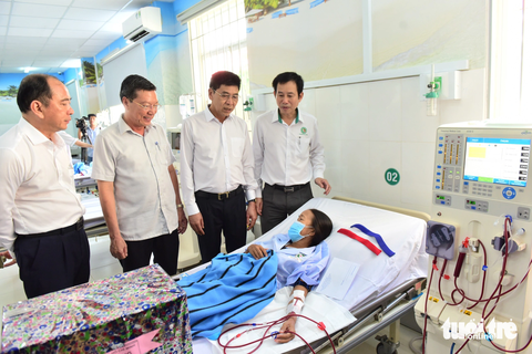 Vào đơn vị chạy thận nhân tạo tiêu chuẩn "5 sao" ở Cần Giờ - Ảnh 10. Lãnh đạo UBND huyện Cần Giờ, Sở Y tế và Bệnh viện Lê Văn Thịnh thăm hỏi bệnh nhân chạy thận tại Bệnh viện huyện Cần Giờ - Ảnh: DUYÊN PHAN