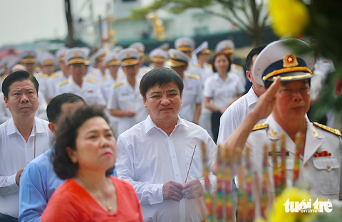 Khánh thành công trình mở rộng đền thờ các anh hùng liệt sĩ đoàn tàu không số - Ảnh 2. Tổng biên tập báo Tuổi Trẻ Lê Thế Chữ dâng hương tại tượng đài đoàn tàu không số, Lữ đoàn 125 Hải quân (TP Thủ Đức, TP.HCM) - Ảnh: CHÂU TUẤN