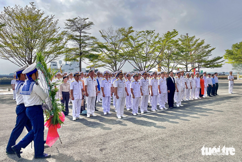 Khánh thành công trình mở rộng đền thờ các anh hùng liệt sĩ đoàn tàu không số - Ảnh 3. Các đại biểu dâng hoa, dâng hương tại tượng đài đoàn tàu không số, Lữ đoàn 125 Hải quân - Ảnh: CHÂU TUẤN