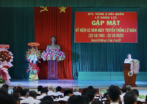 Khánh thành công trình mở rộng đền thờ các anh hùng liệt sĩ đoàn tàu không số - Ảnh 8. Phó đô đốc Trần Thanh Huyền - nguyên chính ủy Quân chủng Hải quân - ôn lại truyền thống lịch sử đoàn tàu không số - đường Hồ Chí Minh trên biển - Ảnh: CHÂU TUẤN