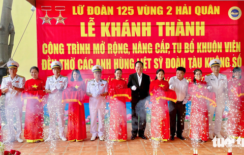 Khánh thành công trình mở rộng đền thờ các anh hùng liệt sĩ đoàn tàu không số - Ảnh 1. Các đại biểu thực hiện nghi thức khánh thành công trình mở rộng đền thờ các anh hùng liệt sĩ đoàn tàu không số - Ảnh: CHÂU TUẤN