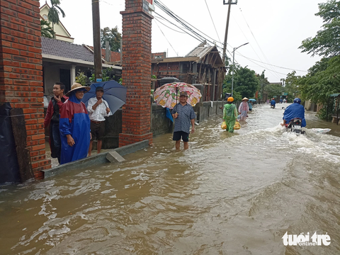 Thời tiết hôm nay 19-10: Bão số 5 hướng vào vịnh Bắc Bộ, mưa từ Bắc vào Trung - Ảnh 1. Nước lũ lên nhanh ở xã Hải Phong sáng 18-10 - Ảnh: NHƯ KHOA