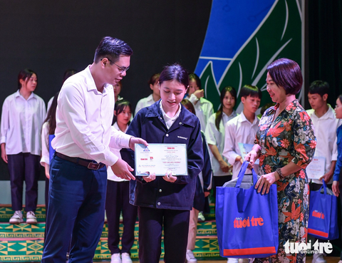 Anh Hà Đức Hải, Bí thư tỉnh đoàn Yên Bái và bà Vương Thị Kim Cúc - Đại diện Dead Sea Works tại Việt Nam - trao học bổng cho các tân sinh viên - Ảnh: NAM TRẦN