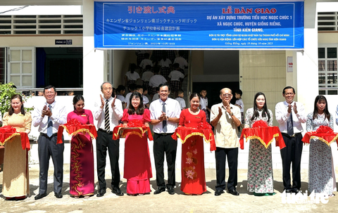 Tổng lãnh sự Nhật Bản bàn giao 3 dự án hơn 6 tỉ đồng ở Kiên Giang - Ảnh 1. Các đại biểu cắt băng khánh thành 6 phòng học Trường tiểu học Ngọc Chúc 1, huyện Giồng Riềng, tỉnh Kiên Giang - Ảnh: HOA ÁNH