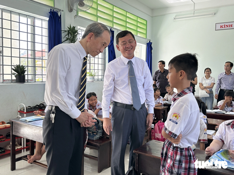 Tổng lãnh sự Nhật Bản bàn giao 3 dự án hơn 6 tỉ đồng ở Kiên Giang - Ảnh 2. Tổng lãnh sự Nhật Bản tại TP.HCM Ono Masuo (trái) và lãnh đạo UBND huyện Giồng Riềng tham quan lớp học thuộc chương trình viện trợ của Chính phủ Nhật Bản - Ảnh: HOA ÁNH