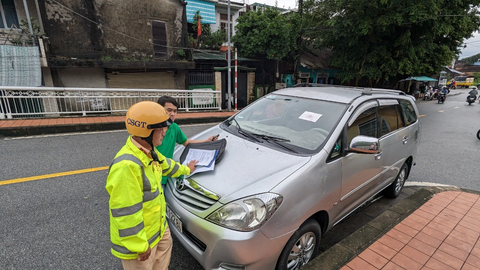 Người Huế đưa ô tô lên cầu tránh ngập lụt thì bị cảnh sát phạt - Ảnh 1. Chủ xe đậu trên cầu Đông Ba (TP Huế) để tránh lũ thì bị lực lượng cảnh sát xử phạt chiều 18-10 - Ảnh: NHẬT LINH