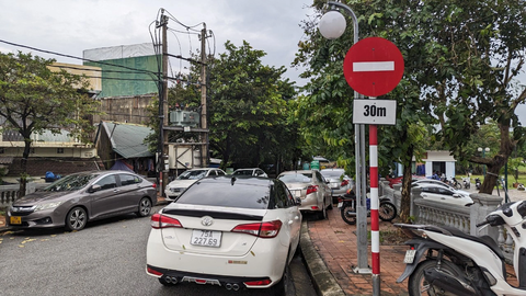 Người Huế đưa ô tô lên cầu tránh ngập lụt thì bị cảnh sát phạt - Ảnh 3. Không chỉ đậu xe trên cầu, nhiều chủ ô tô còn đậu xe ở các con đường ngược chiều cao ráo để tránh lũ - Ảnh: NHẬT LINH