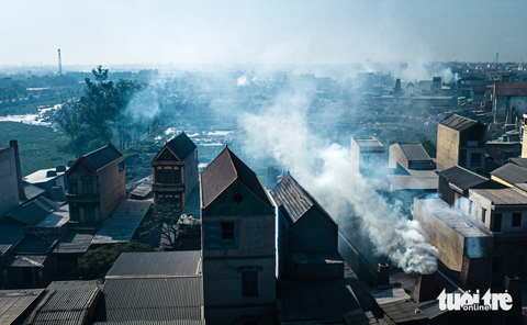 ‘Trên trời, dưới đất’ ở làng nghề tái chế nhôm đang bị bủa vây bởi khói, bụi - Ảnh 1. Một góc làng nghề tái chế nhôm Mẫn Xá