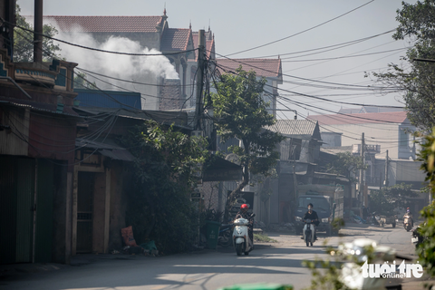 ‘Trên trời, dưới đất’ ở làng nghề tái chế nhôm đang bị bủa vây bởi khói, bụi - Ảnh 11. Một lò tái chế nhôm hoạt động giữa trưa