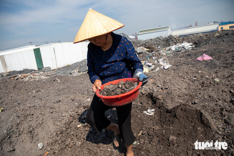 ‘Trên trời, dưới đất’ ở làng nghề tái chế nhôm đang bị bủa vây bởi khói, bụi - Ảnh 8. Mưu sinh trên bãi xỉ thải