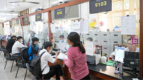 Đề án nền công vụ TP.HCM: Cơ chế nào ngăn những thủ tục lòng vòng? - Ảnh 1. Người dân đến làm thủ tục hành chính tại UBND quận Bình Thạnh, TP.HCM (ảnh chụp vào chiều 17-10) - Ảnh: HỮU HẠNH