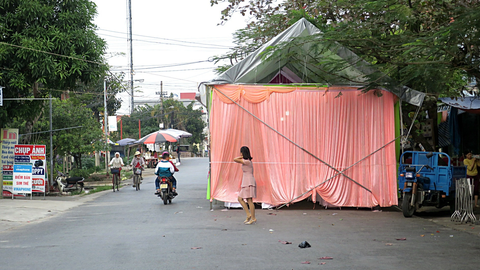 Dựng rạp giữa đường: chính quyền phải quyết liệt hơn - Ảnh 1. Người dân dựng rạp giữa đường làm đám cưới ở TP Nam Định - Ảnh: T.T.D.