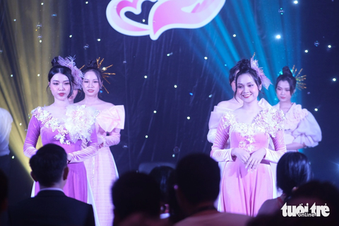 Sinh viên trình diễn áo dài - Ảnh: NGỌC PHƯỢNG Sinh viên trình diễn áo dài - Ảnh: NGỌC PHƯỢNG