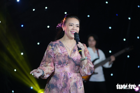 Giảng viên Ngọc Ánh mang đến ca khúc La Vie En Rose - Ảnh: NGỌC PHƯỢNG Giảng viên Ngọc Ánh mang đến ca khúc La vie en rose - Ảnh: NGỌC PHƯỢNG