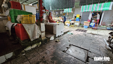Chợ Bến Thành: Mưa là dột, triều cường dâng là ngập - Ảnh 3. Hệ thống thoát nước, gạch nền... tại khu bán hàng tươi sống chợ Bến Thành (nằm vòng ngoài) đã có dấu hiệu xuống cấp, gây mất mỹ quan - Ảnh: N.TRÍ