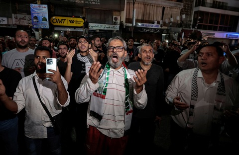 Hamas và Mỹ cập nhật thương vong trước lúc HĐBA LHQ bỏ phiếu về Israel và Gaza - Ảnh 1. Người cầu nguyện và biểu tình ở Beirut (Lebanon) trước thông tin hàng trăm người Palestine chết vì vụ tấn công nhằm vào Bệnh viện Al-Ahli ở Dải Gaza ngày 17-10 - Ảnh: REUTERS